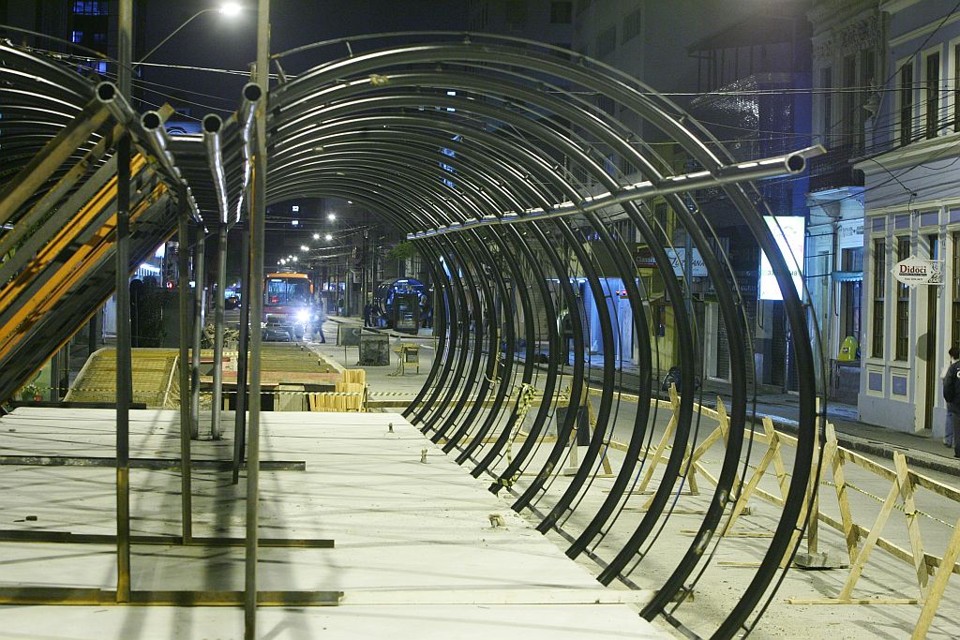 Obras mudam trânsito no centro a partir de hoje Obras da Linha Verde na Lourenço Pinto vão exigir mudanças nas ruas próximas | Daniel Deverecki/Gazeta do Povo