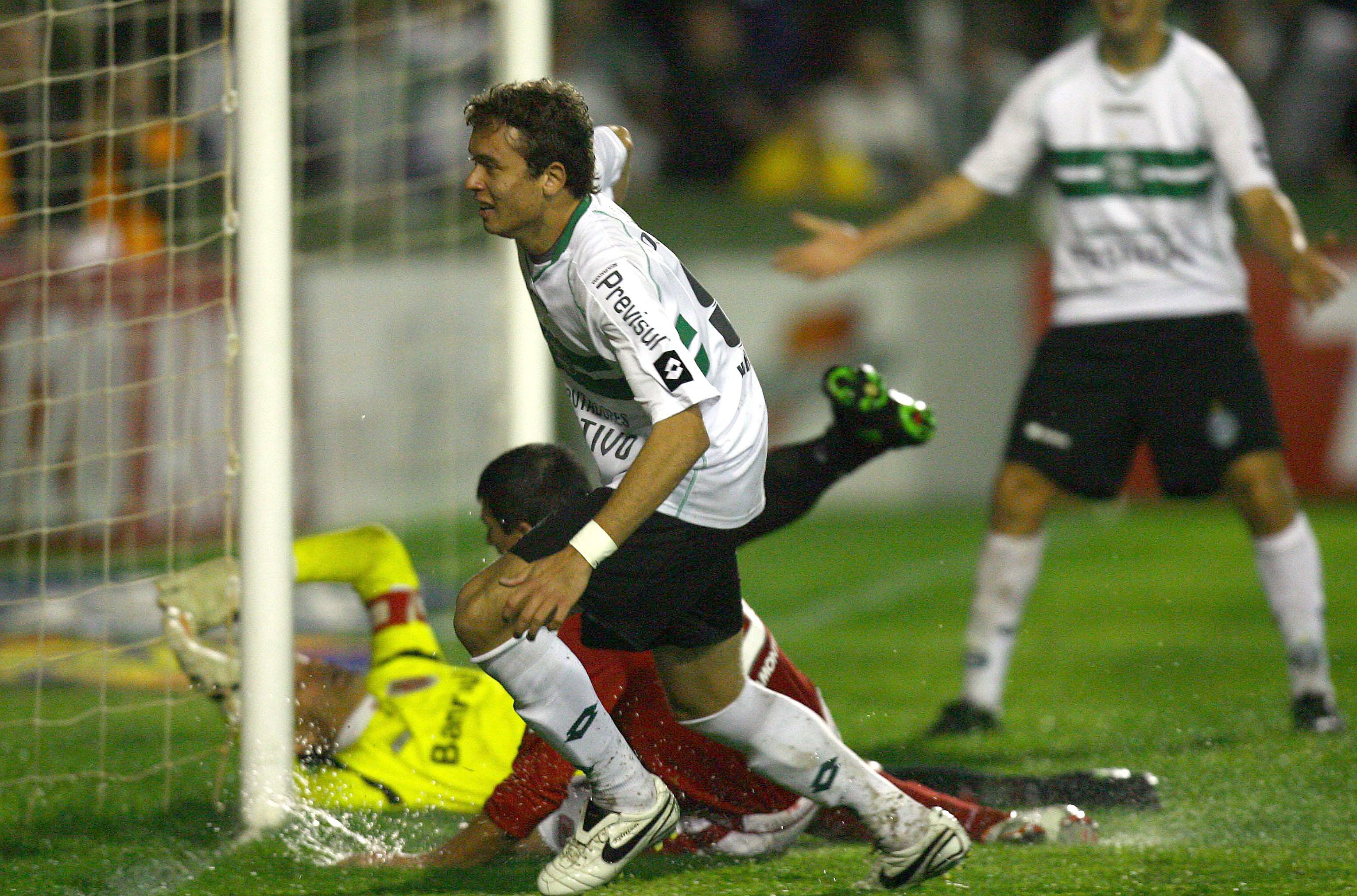 Keirrison marcou duas vezes e foi decisivo para mais uma vitória do Coxa no Couto Pereira | Hedeson Alves / Gazeta do Povo