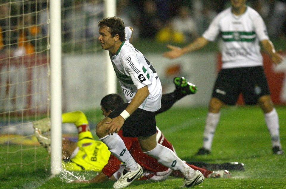 Keirrison marcou duas vezes e foi decisivo para mais uma vitória do Coxa no Couto Pereira | Hedeson Alves / Gazeta do Povo