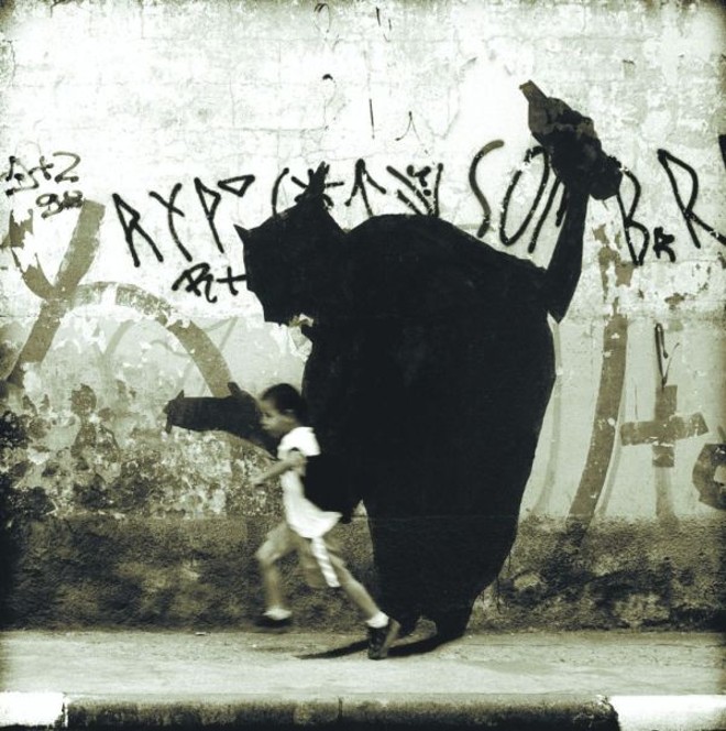 O artista paulistano pintou muros e esperou um momento de interação humana para fotografar as cenas |