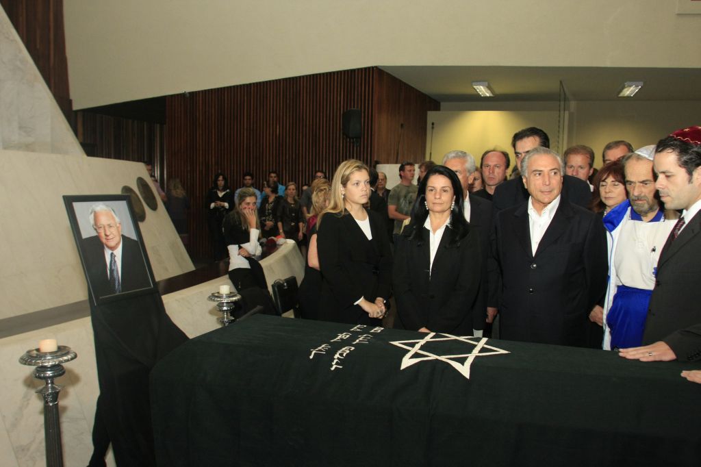 Os filhos Sílvia (esq) e Paulo (dir) velam o corpo de Rosenmann com a esposa do deputado, Marisley, e o presidente do PMDB, Michel Temer | Daniel Derevecki/Gazeta do Povo