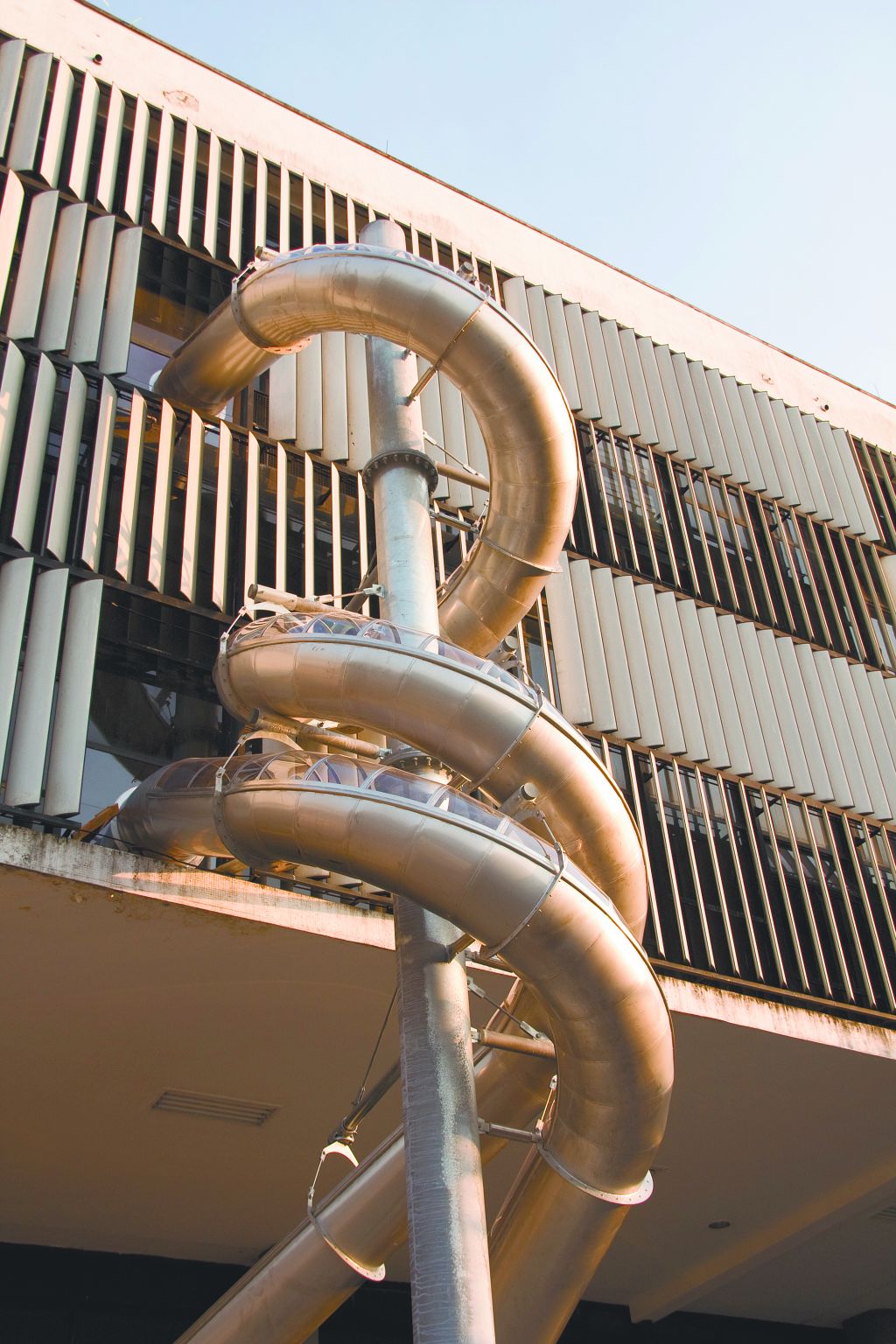 Escorregador de Carsten Holler, instalado na face externa do prédio da Bienal | Divulgação/ Bienal de São Paulo.