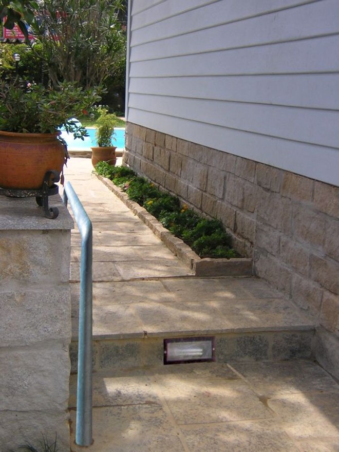 Corrimão e degraus iluminados deixam a área externa segura | 