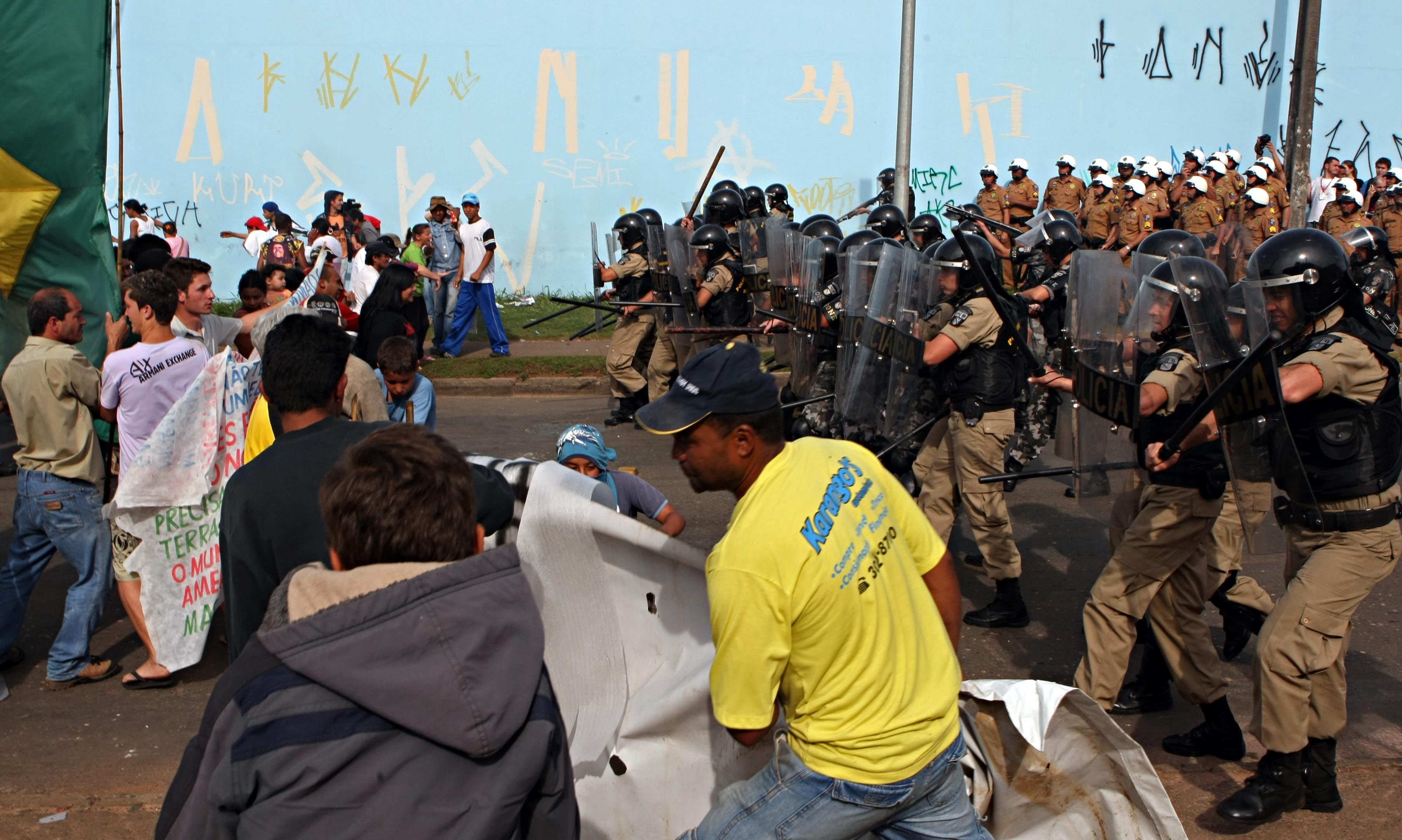 Batalhão de Choque força desocupação da área: quatro pessoas ficaram feridas | Albari Rosa/Gazeta do Povo
