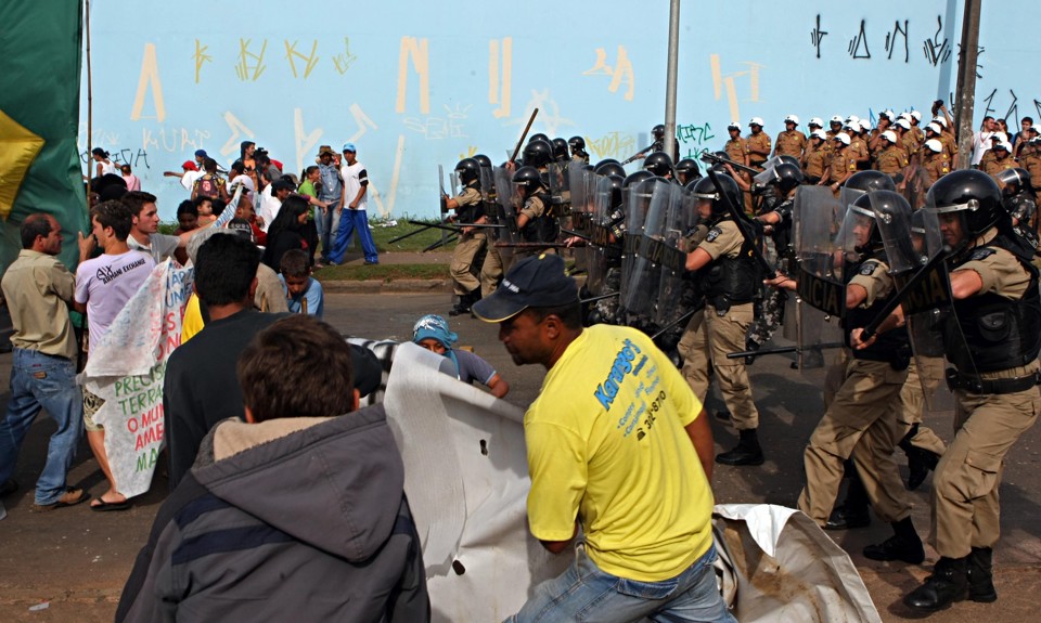 Batalhão de Choque força desocupação da área: quatro pessoas ficaram feridas | Albari Rosa/Gazeta do Povo