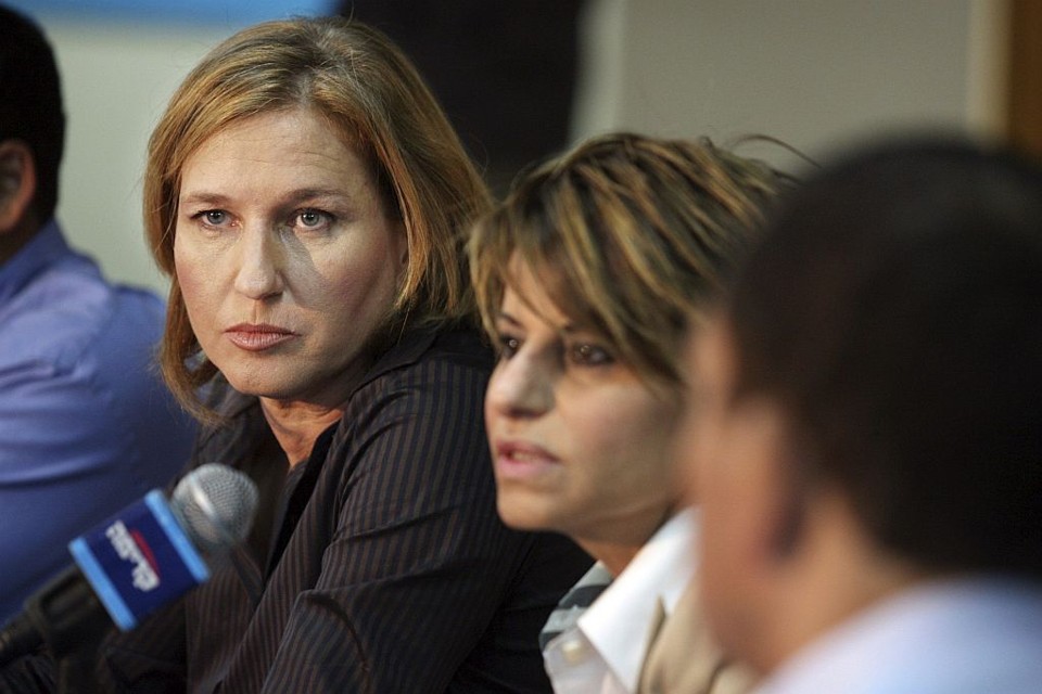 Caso consiga se manter no cargo, Tzipi (ao fundo) seria a primeira mulher a ocupar o cargo de prêmie em mais de 30 anos | Alon Ron / Reuters