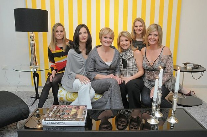 A empresária Eviete Dacól (ao centro, de cabelo curto) com as arquitetas Viviane Busch, Patrícia Fouani, Luciana Baggio, Doriane Wagner e (ao fundo) Michela Von Borstel, no coquetel de abertura da 3ª Inove Decor. A mostra de decoração ocorre na Inove da Água Verde | Gerson Lima