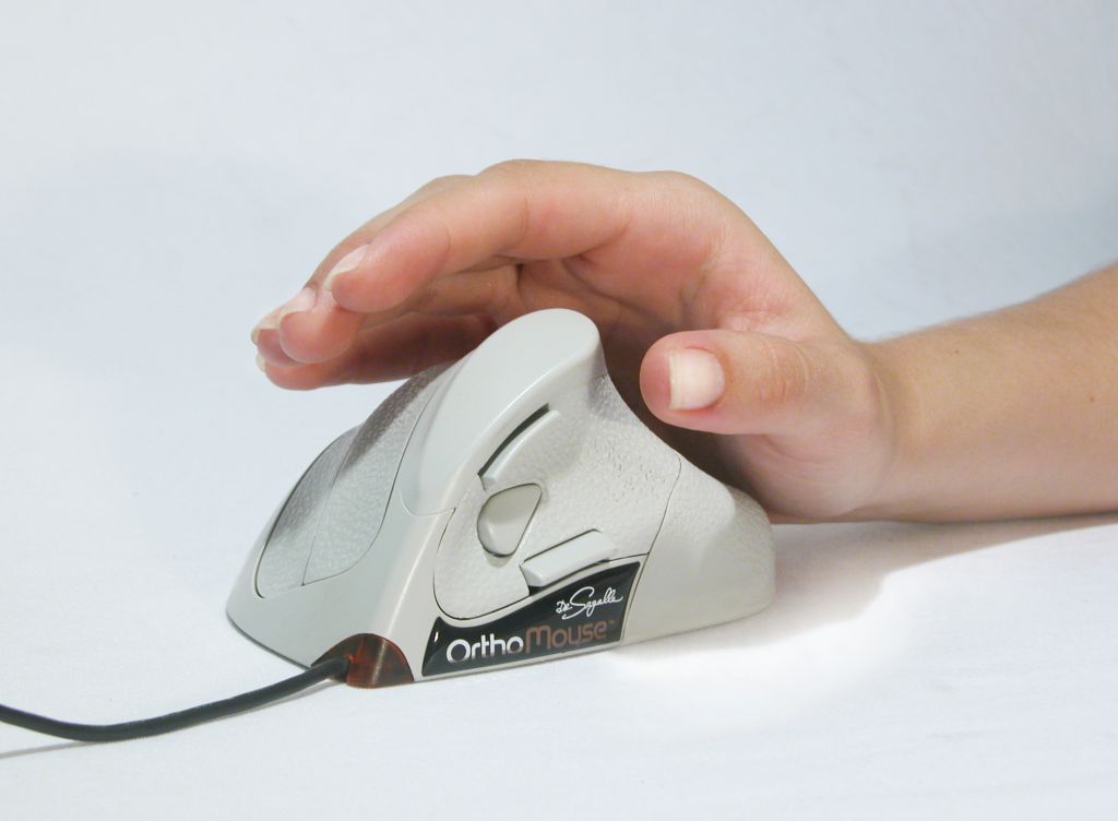 O Orthomouse em ação: maior suporte para as mãos e luzinha na ponta | Divulgação