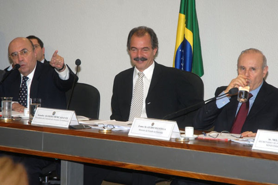 O presidente do Banco Central, Henrique Meirelles, o senador Aloizio Mercadante (PT-SP) e o ministro da Fazenda, Guido Mantega, durante audiência pública na Comissão de Assuntos Econômicos | ABR