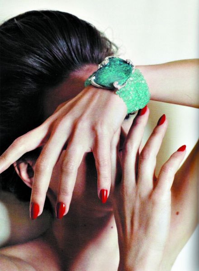 O dinheiro mudou de mãos- Cartier apresentou na bienal dos antiquários, em Paris, esse bracelete em platina, esmeraldas e diamantes, com esplêndida opala azul, da Austrália, de 88 quilates. Vendido por preço não declarado. Na bienal do luxo, os maiores compradores foram os milionários russos, os árabes de Doha, no Qatar, e emissários do museu do Louvre, não o de Paris, mas o novíssimo Louvre de Abu Dhabi |