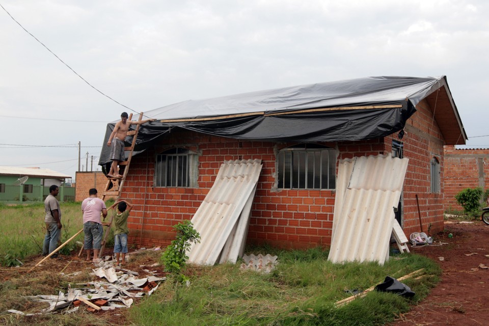 A região mais atingida foi a leste, nos bairros Vila A, Conjunto Libra e Jardim Ipê | Christian Rizzi - Gazeta do Povo