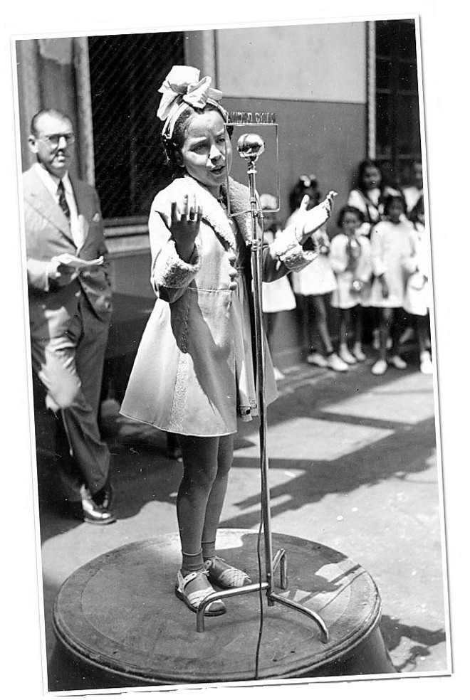 Menina declamando em festa escolar, no ano de 1948 | 
