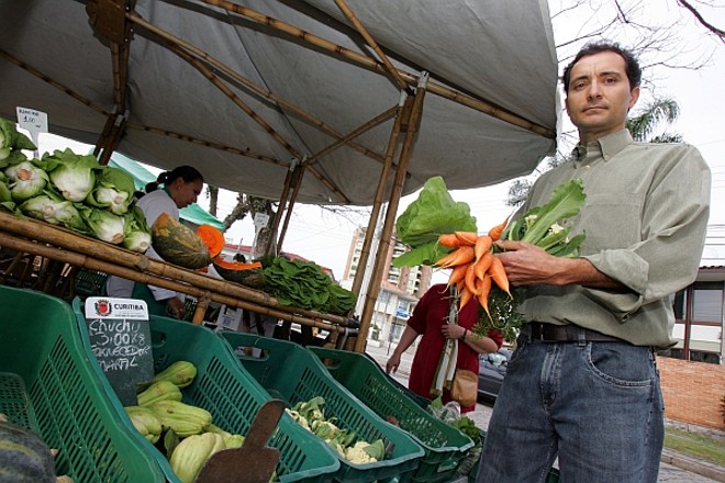 Feira com Darolt- o doutor em Meio Ambiente Moacir Darolt, do Instituto Ambiental do Paraná (IAP), faz parte de uma corrente subterrânea em Curitiba  a dos consumidores e incentivadores de produtos orgânicos. O grupo reúne cerca de 600 participantes e é pró-ativo: produz cartilhas e excursões às comunidades da RMC que praticam agricultura familiar. Podem ser poucos  fazem parte da elite dos 0,3% da população que consome alimentos sem agrotóximo , mas são formadores de opinião. A turma de Darolt tem aumentado a cultura alimentar na capital. | 