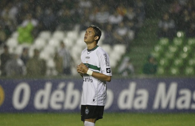 Com o Atlético-MG na frente, esperava-se muito de Keirrison. Mas ele não brilhou e saiu vaiado | 