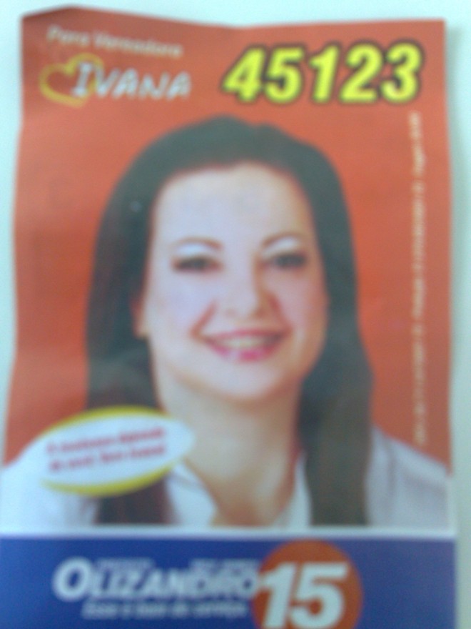 Santinho falsificado em Araucária traz a figura de uma candidata e o número de outro |