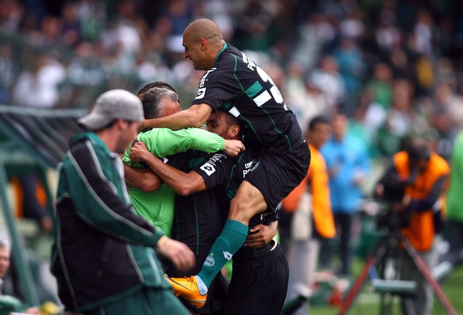 Jogadores do Coritiba comemoram o gol de empate com o técnico Dorival Júnior | 