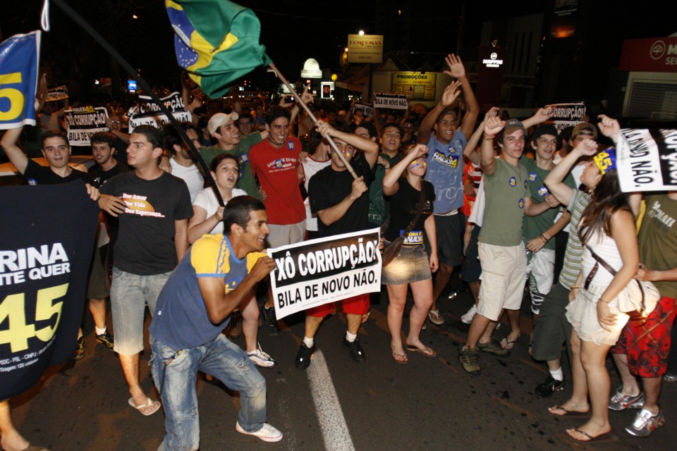Antibelinatistas foram às ruas comemorar o resultado do julgamento do TSE | Roberto Custódio/Jornal de Londrina