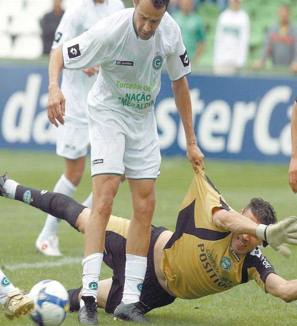 Num dos principais lances do duelo de ontem no Couto Pereira, Romerito tentou em vão ludibriar o goleiro coxa-branca, que fez linda defesa | Hedeson Alves/ Gazeta do Povo
