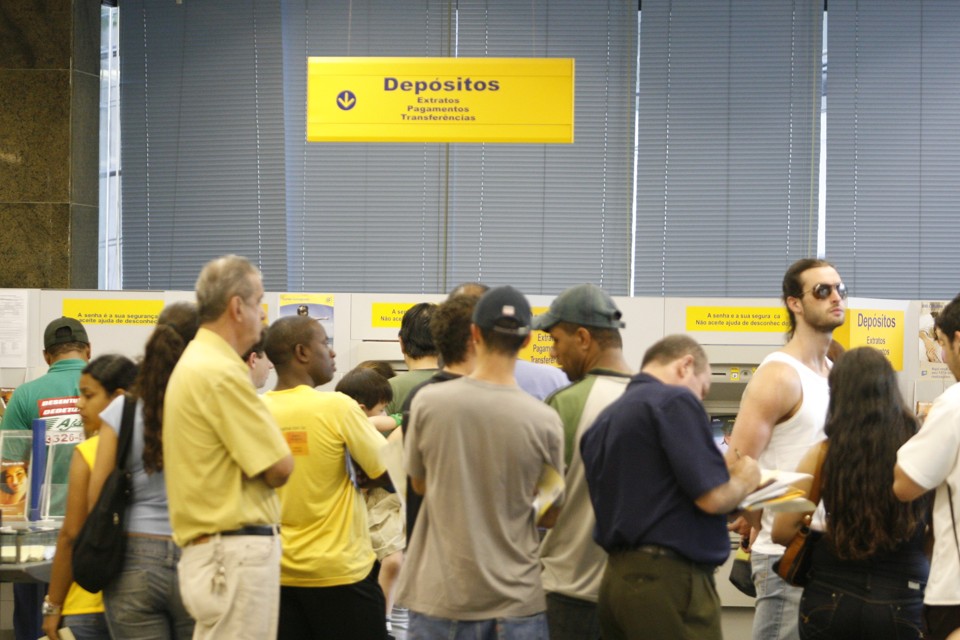 Por causa da greve dos bancários, pessoas fazem fila para realizar pagamentos nos caixas de auto-atendimento em Londrina | Gilberto Abelha /Jornal de Londrina