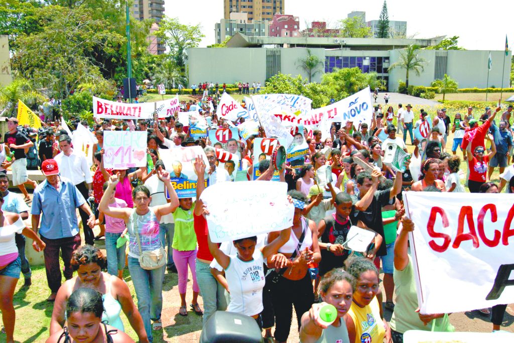 Manifestantes protestam nas ruas contra a decisão do TSE: forte contingente policial teve de ser chamado para evitar confusão | Fotos: Roberto Custódio/Jornal de Londrina