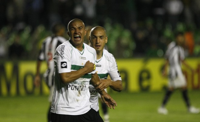 No final, com o jogo empatado, coube ao zagueiro Maurício garantir os três pontos ao Coxa | 