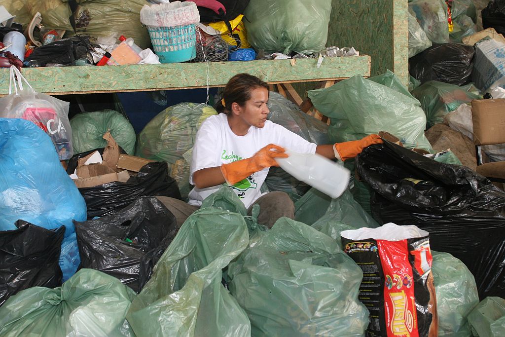 Catadora atendida pelo Reciclagem Solidária: aumento na renda | Divulgação