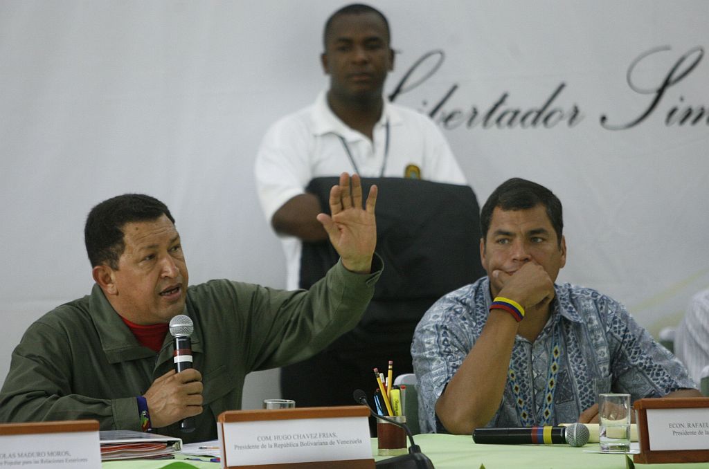 Chavez (esq.) fala durante reunião bilateral com Rafael Correa, em Puyo, no Equador | Guillermo Granja / Reuters