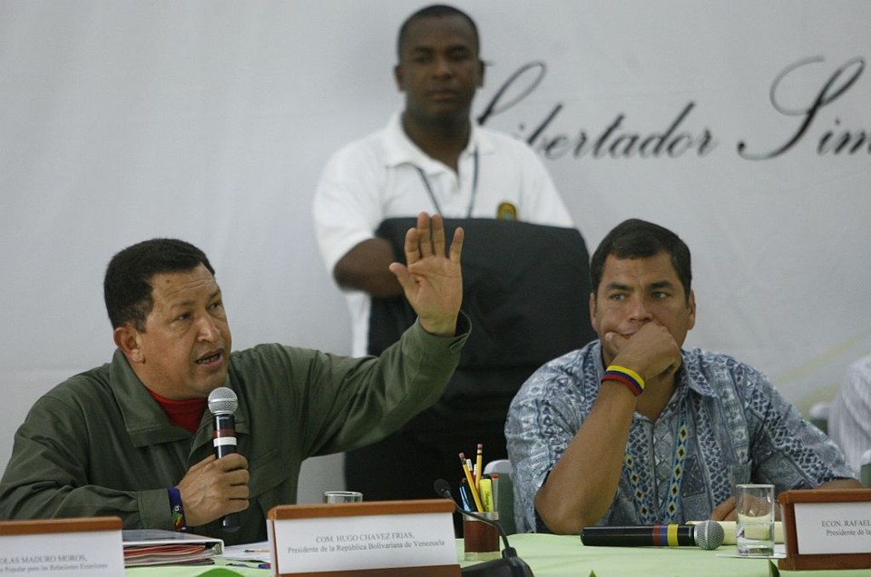 Chavez (esq.) fala durante reunião bilateral com Rafael Correa, em Puyo, no Equador | Guillermo Granja / Reuters