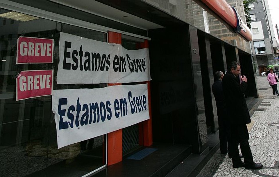13,5 mil funcionários aderiram à paralisação em Curitiba e região metropolitana nesta sexta-feira (10) | Marcelo Elias/Gazeta do Povo