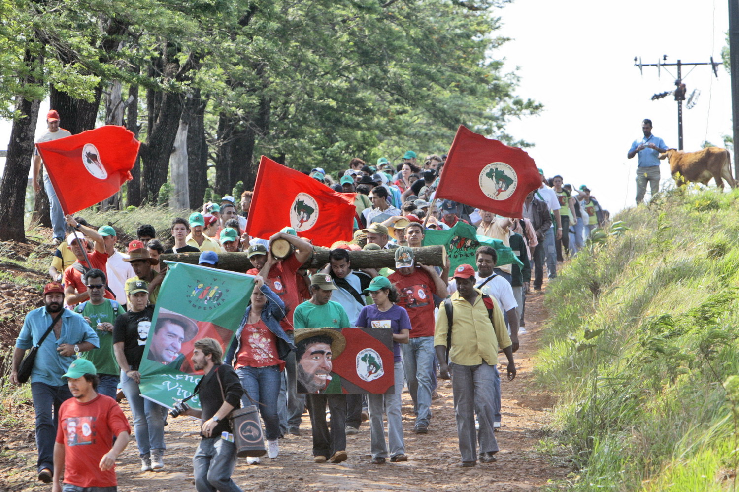 Manifestantes seguem em caminhada até a antiga fazenda da Syngenta | César Machado/Valepress