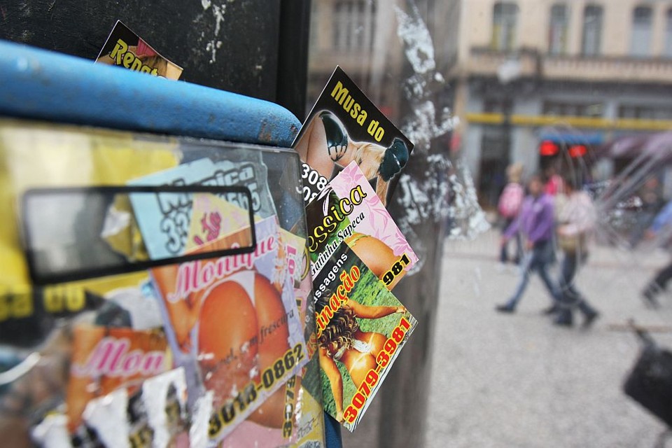 Polícia prende 11 por prostituição Para atrair clientes, panfletos com oferta de programas são espalhados nos telefones públicos da cidade | Daniel Derevecki/Gazeta do Povo