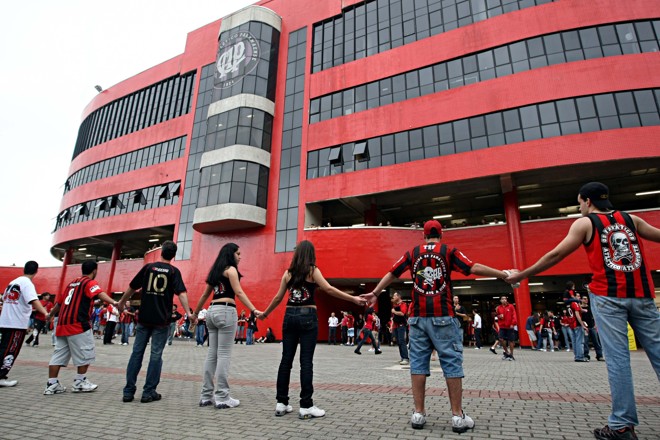 Antes da partida, a torcida rubro-negra deu um abraço simbólico na Arena | 