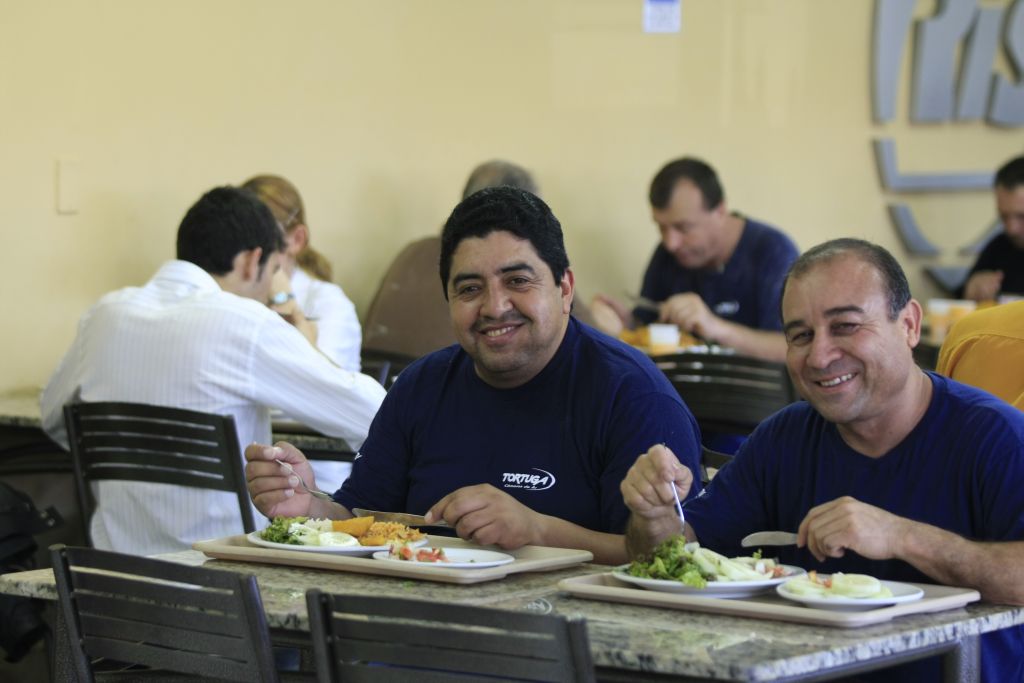 Cardápio especial e orientação ajudaram Joel Santana (à esquerda) e Ivair Neves Atério a perderem uns quilinhos | Daniel Derevecki/Gazeta do Povo