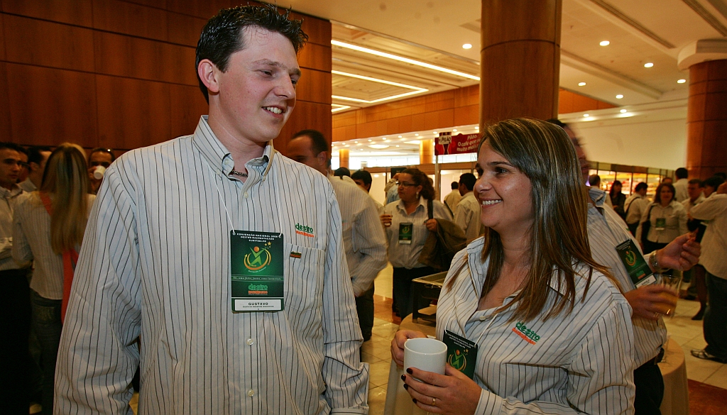 Os vendedores Gustavo e Gigrielli durante o evento da Destro: crescimento na carreira e confiança no trabalho. | Marcelo Elias/Gazeta do Povo