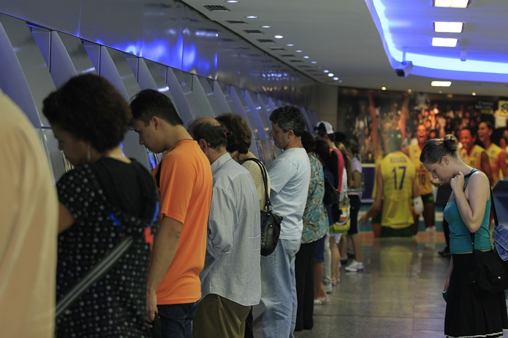 Com os serviços normalizados, agências de Curitiba e região tiveram bastante movimento ontem. | Daniel Derevecki/Gazeta do Povo