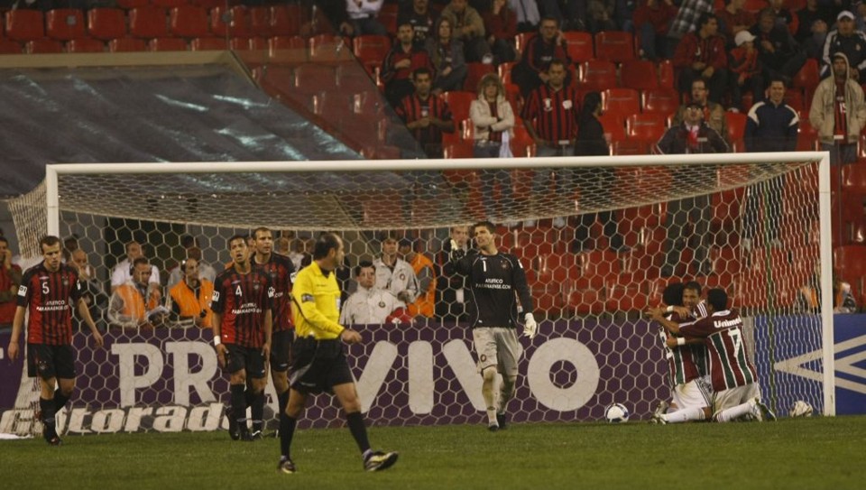 Livre de marcação dentro da pequena área, Washington marca o terceiro gol dele e do Fluminense na Arena. Resultado colocou o Furacão na temida zona de rebaixamento | Antonio Costa/Gazeta do Povo