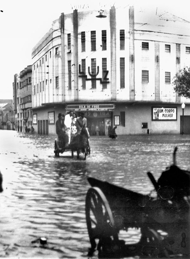 Praça Zacarias, em 1947  saída do Cine Luz em carroças | 