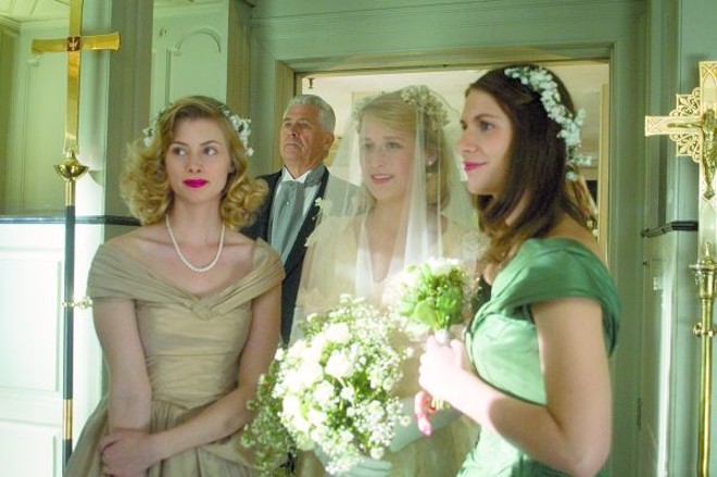 Ann quando jovem, vivida por Claire Danes (à dir.), conhece o grande amor de sua vida no casamento da rica Lila (Mamie Gummer) | 