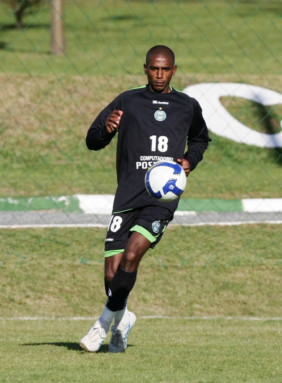 Alê é considerado titular no setor de marcação do Coritiba e prevê uma boa briga para o posto de "seu companheiro" | Daniel Castellano / Gazeta do Povo