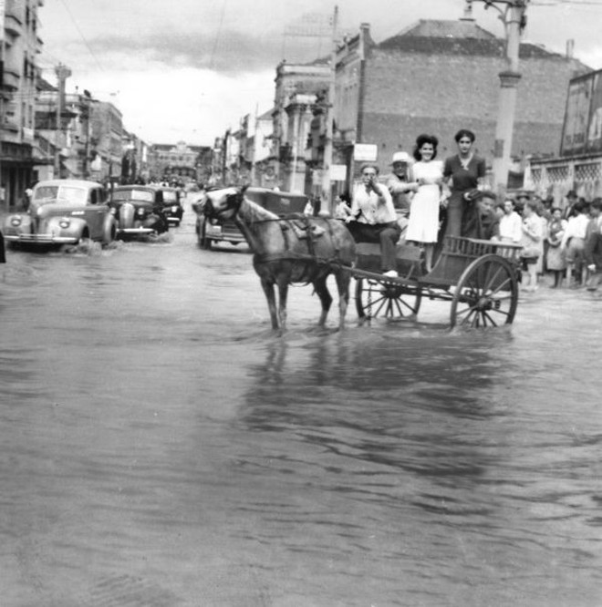 Em 1947,salvando da enchente na Rua Barão do R. Branco | 