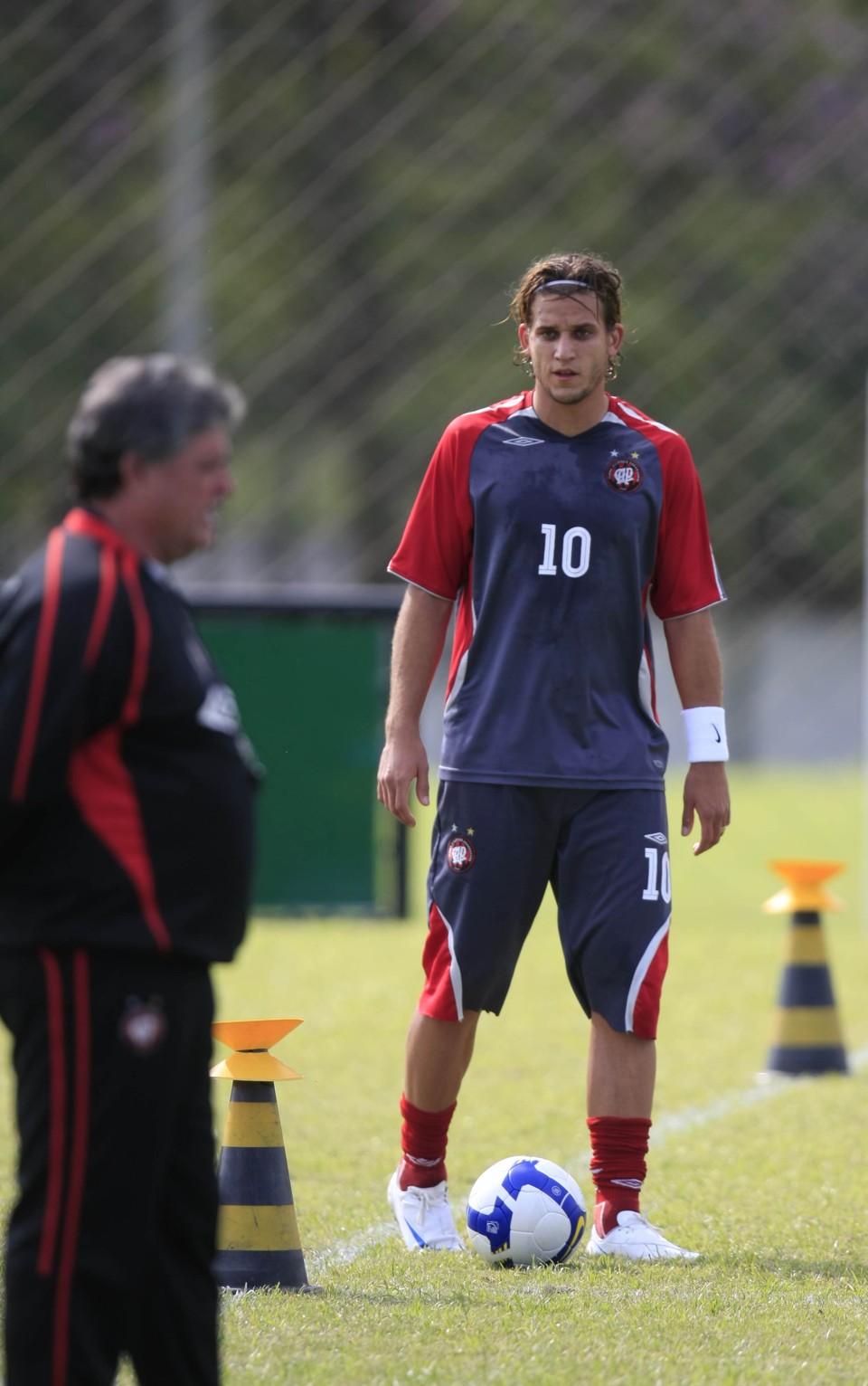 Geninho observa as opções de ataque, e Rafael Moura aparece como favorito a ser titular neste sábado | Giuliano Gomes / Gazeta do Povo