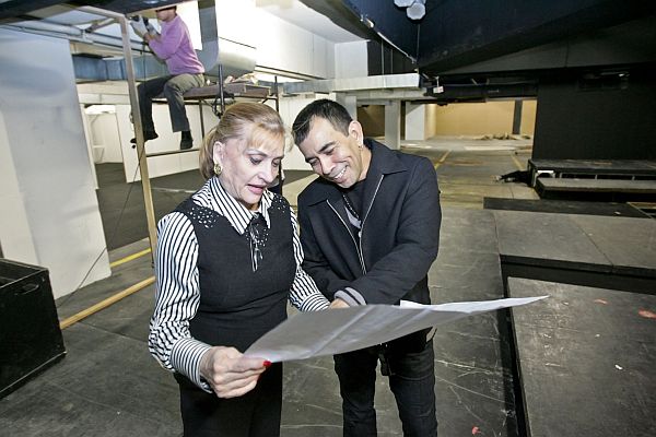 A gerente de marketing do Shopping Crystal, Lylian Vargas, e o produtor Paulo Martins passaram a semana cuidando dos últimos detalhes do Crystal Fashion, que começa na próxima segunda-feira, no Piso G1 do shopping | Naideron Jr