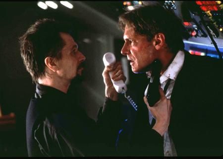 Harrison Ford (à dir.) e Gary Oldman em cena do filme "Força Aérea 1" | Reuters