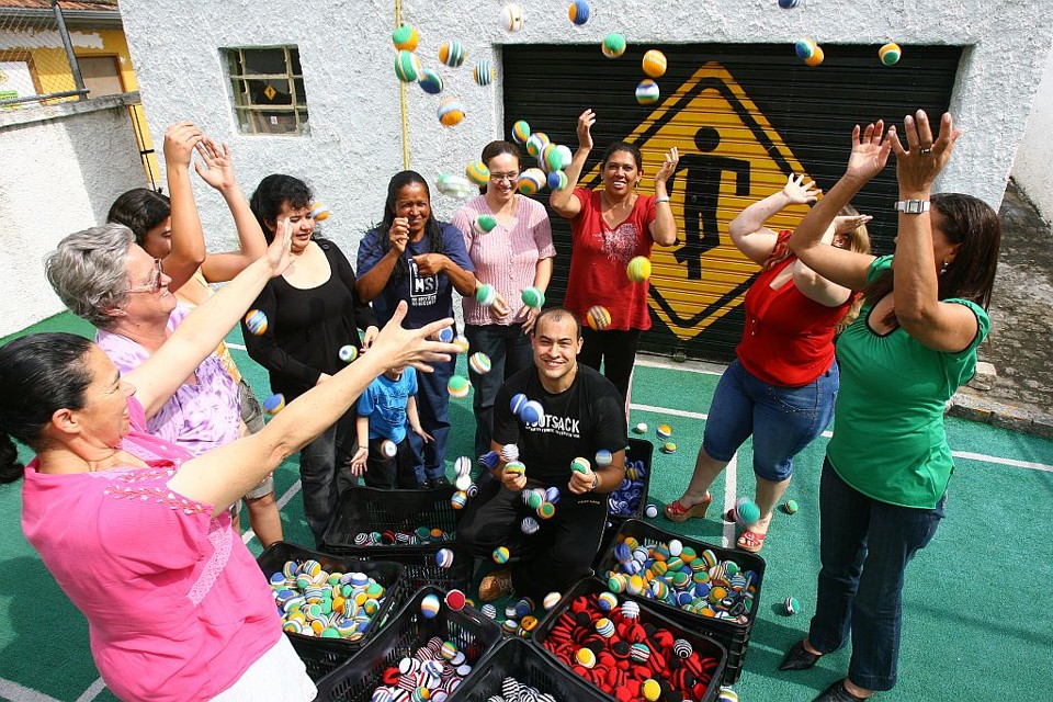 Marcos Juliano Ofenbock, criador do footsack, no meio das crocheteiras que produzem as bolinhas usadas no esporte:  projeto atende 168 profissionais | Rodolfo Bührer/Gazeta do Povo