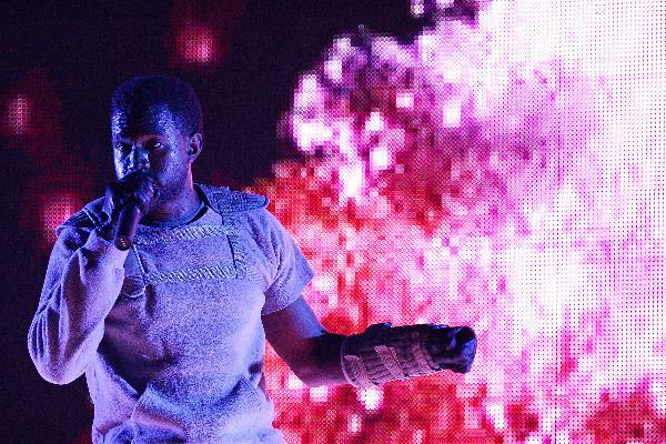 O rapper Kanye West durante apresentação em São Paulo | Reprodução/G1/Ricardo Saibun