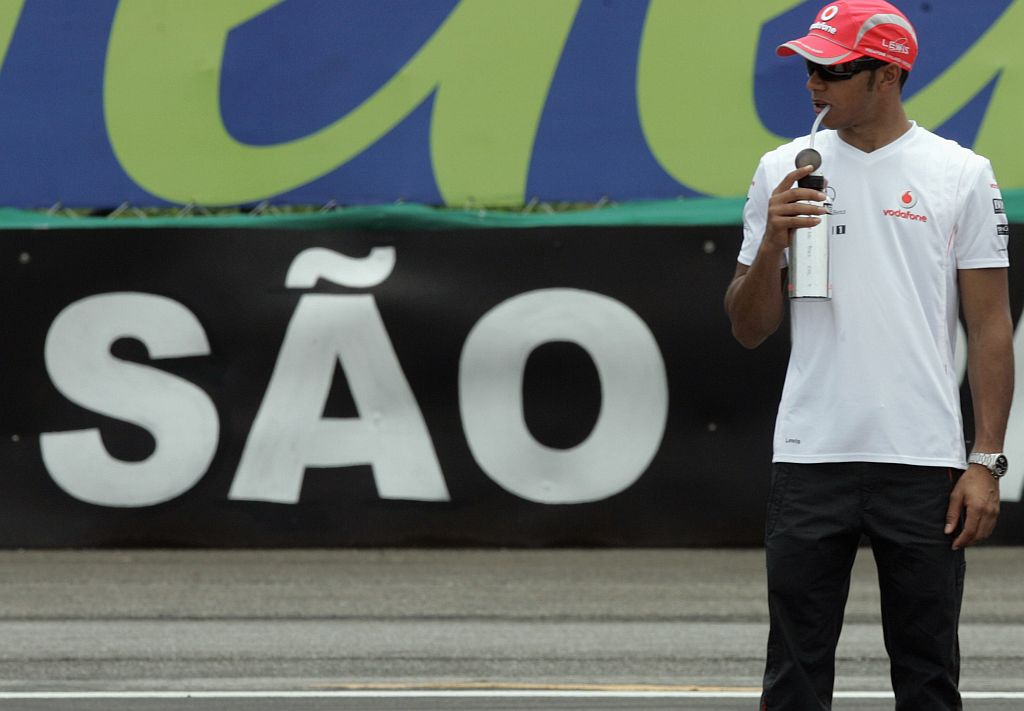 O inglês Lewis Hamilton passeia pelo autódromo de Interlagos, em São Paulo. Piloto da McLaren corre contra a torcida, mas está com a mão na taça. | Bruno Domingos/Reuters