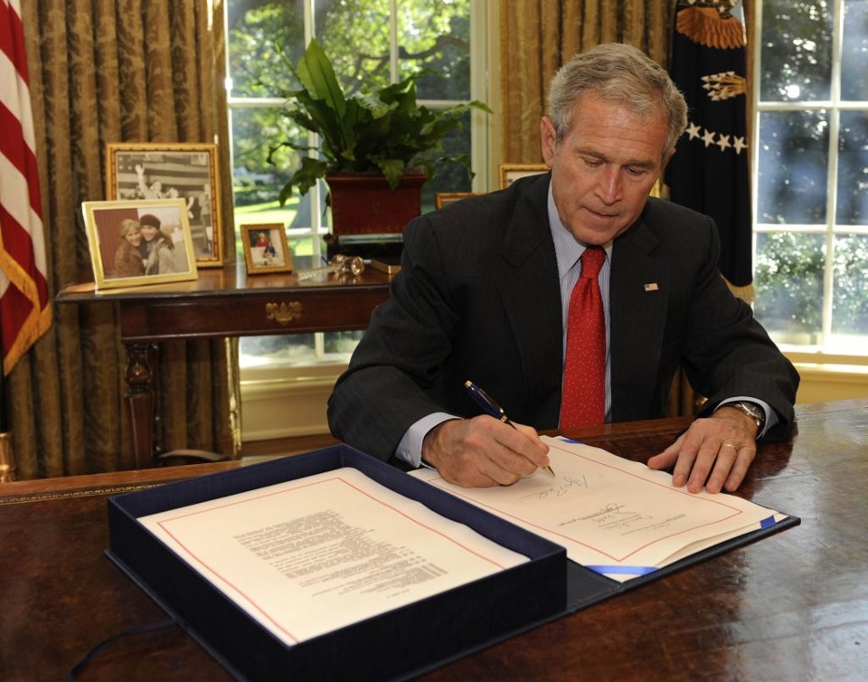 Bush assina acordo que aprova pacote de resgate financeiro em Washington | Mike Theiler / Reuters