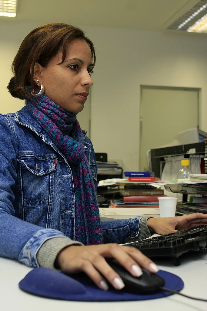 Lídia tem problemas com as cólicas desde a adolescência: "Hoje ainda acontece de eu faltar no trabalho ou na faculdade." | Daniel Derevecki/Gazeta do Povo