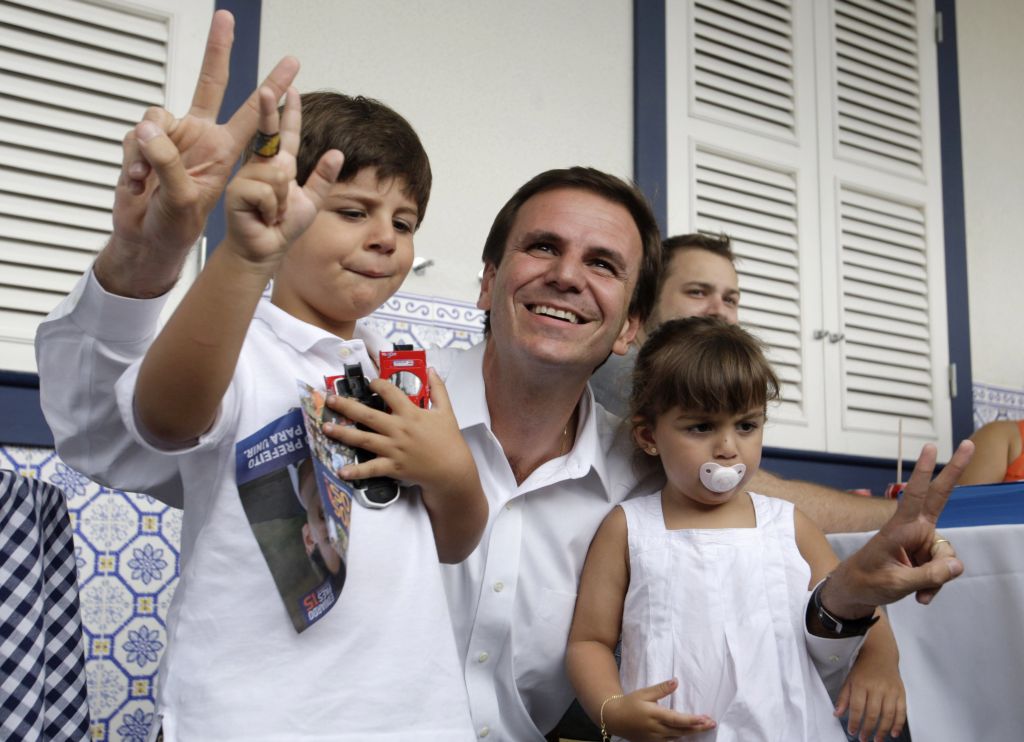 Eduardo Paes, 38 anos, com os filhos: aliado de Lula e do governador Sérgio Cabral será o prefeito mais jovem da história do Rio de Janeiro | Bruno Domingos/Reuters