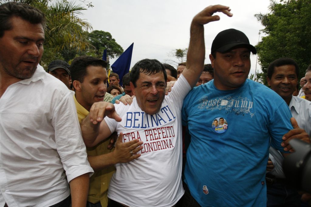 Belinati é tetra: após ter a confirmação da vitória, o prefeito eleito trocou de roupa e saiu às ruas com uma camiseta que tinha os dizeres Belinati tetraprefeito de Londrina | Roberto Custódio/Jornal de Londrina